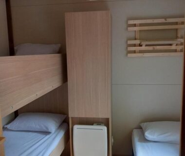 Chambre avec lits superposés et un lit simple dans le Chalet Zen
