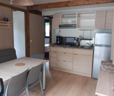 Intérieur avec cuisine et coin repas dans le Chalet Zen