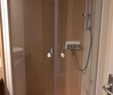 Cabine de douche vitrée dans le Chalet Zen
