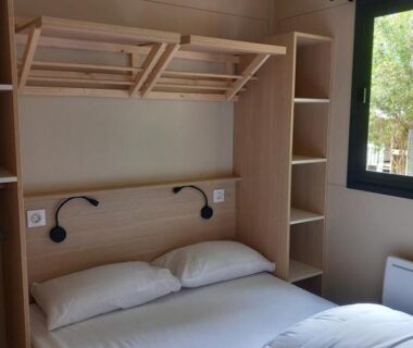 Chambre avec lit double rangements et fenêtre dans le Chalet Zen