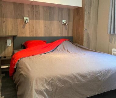 Chambre avec lit double et liseuses dans le Chalet au calme dans la pinède