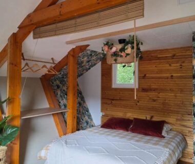 Chambre mansardée avec lit double dans le Chalet avec piscine 2C