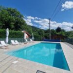 Piscine extérieure et transats au Chalet avec piscine 2C