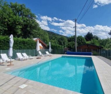 Piscine extérieure et transats au Chalet avec piscine 2C