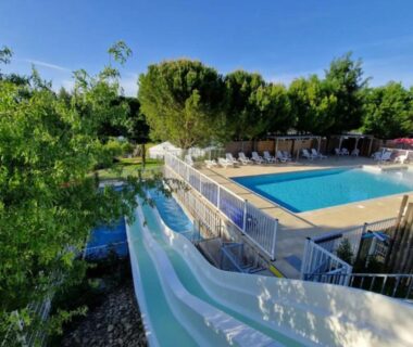 Piscine avec toboggan et transats au Chalet avec terrasse - 7 pers. - API-1-52-958