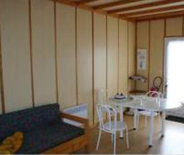 Séjour avec coin repas et canapé dans le Chalet avec terrasse 7 pers. API-1-52-958