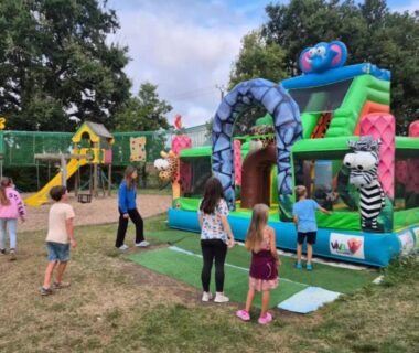 Aire de jeux avec structure gonflable au Chalet avec terrasse - 7 pers. - API-1-52-958