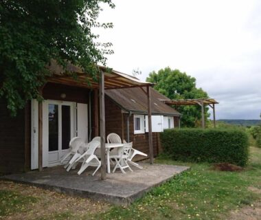 Terrasse en bois avec table et chaises du Chalet avec terrasse – 7 pers. – API-1-52-958