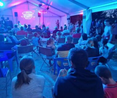 Chapiteau de camping avec public assis au Chalet avec terrasse API-1-52-958