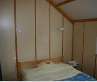 Intérieur chambre avec lit et table de chevet dans le Chalet avec terrasse 7 pers API-1-52-958