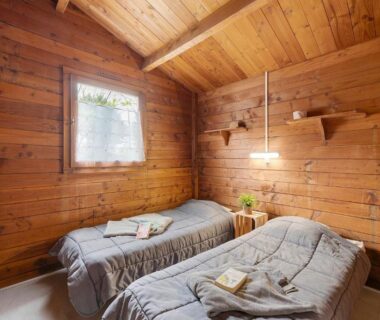 Chambre en bois avec deux lits jumeaux dans le Chalet bois 8 Domaine Les Epinettes