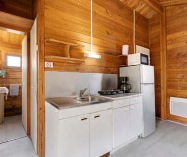Cuisine en bois équipée avec réfrigérateur et cafetière du Chalet bois 8 Domaine Les Epinettes