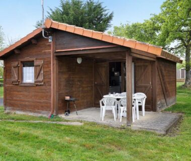 Terrasse couverte avec table et chaises du Chalet bois 8 Domaine Les Epinettes