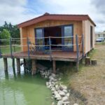 Terrasse sur pilotis au bord d'un bassin du Chalet chez le breton des marais