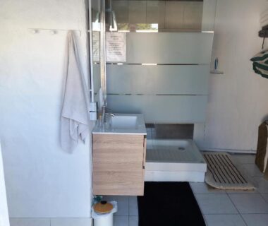 Salle de bain avec douche et vasque du Chalet chez le breton des marais
