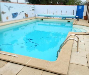 Piscine extérieure avec échelle et mur peint au Chalet chez le breton des marais