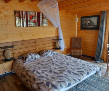 Chambre avec lit et moustiquaire dans le Chalet chez le breton des marais
