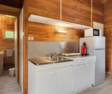 Coin cuisine avec évier plaque réfrigérateur micro ondes et cafetière dans le Chalet confort 21