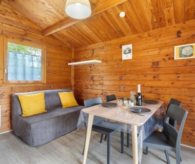 Séjour en bois avec canapé et table dans le Chalet confort 21