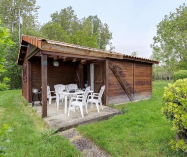 Terrasse couverte avec chaises et table du Chalet confort 21