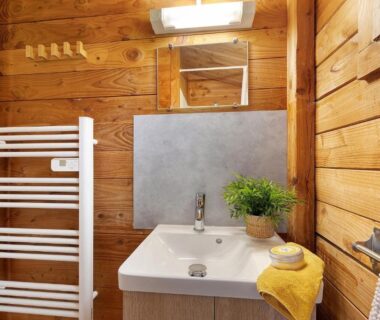 Salle de bain avec lavabo et serviette dans le Chalet confort 21