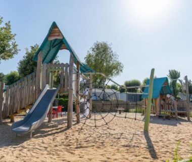 Aire de jeux sur sable au camping Chalet confortable avec terrasse à Saint-Jean-de-Monts API-1-52-1184