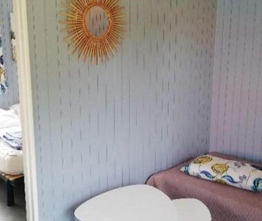 Intérieur avec table blanche et banquette dans le Chalet confortable avec terrasse à Saint-Jean-de-Monts API-1-52-1184
