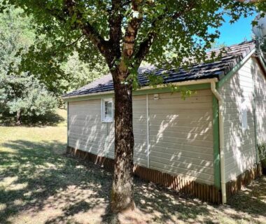 Extérieur ombragé d'un chalet dans les bois du Chalet cosy au cœur de la nature