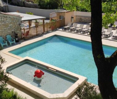 Piscine extérieure avec petit bassin et transats au Chalet dans Camping 3 étoiles à Vogüé