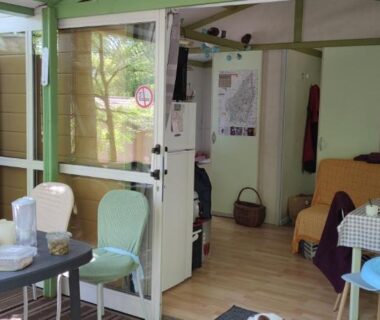 Intérieur avec coin repas et kitchenette du Chalet dans Camping 3 étoiles à Vogüé