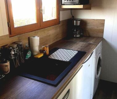 Cuisine équipée avec plaque microondes cafetière et lave linge dans le chalet Le Libellule