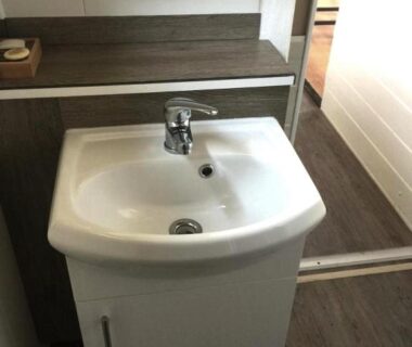 Lavabo et meuble de salle de bains dans le chalet Le Libellule