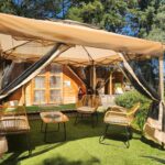Terrasse couverte avec salon extérieur du Chalet en bois avec Jacuzzi Privé et Piscine
