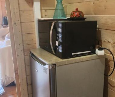 Intérieur kitchenette avec réfrigérateur et micro-ondes du Chalet en bois avec Jacuzzi Privé et Piscine