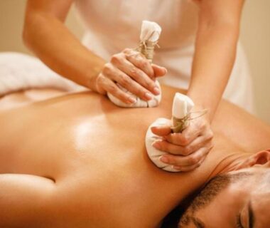 Cabine de spa avec massage aux pochons dans le Chalet en bois avec Jacuzzi Privé et Piscine
