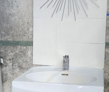 Mur extérieur avec lavabo et miroir soleil au Chalet en bois avec Jacuzzi Privé et Piscine