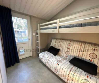 Chambre avec lits superposés et banquette dans le Chalet en bord de plage