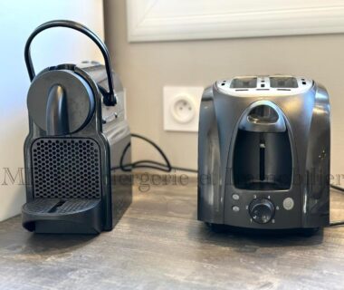 Plan de travail de la cuisine avec machine à café et grille-pain dans le Chalet en bord de plage