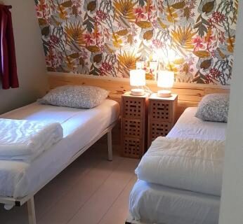 Chambre avec deux lits simples dans le chalet au Camping les Sapins