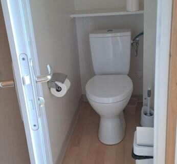 WC compact dans un hébergement au Camping les Sapins