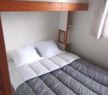 Chambre double avec lit et placard dans le Chalet mobil-home