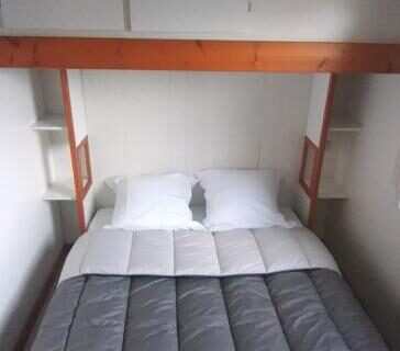 Dans la chambre lit double sous plafond incliné du Chalet mobil-home