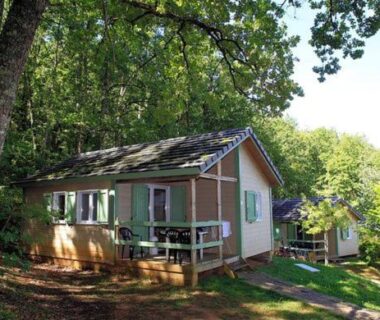 Lisière de forêt avec chalet et terrasse au Chalet nature et lac dans parc résidentiel de loisirs