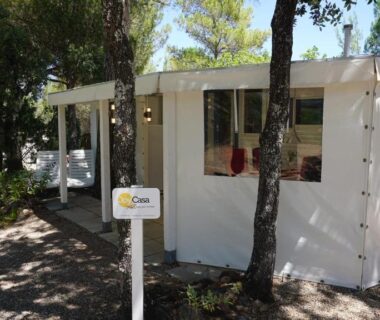 Chalet blanc sous pinède au camping Leï Suves Chalets met buitenkeuken JoyCasa