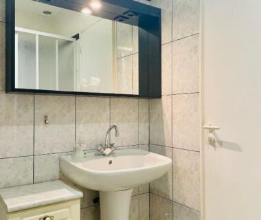 Salle de bain avec lavabo miroir et meuble de rangement dans les Chambres d'hôtes Le Pessac