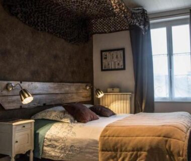 Chambre avec lit double, tête de lit bois et filet décoratif dans les chambres d'hôtes Le Pessac