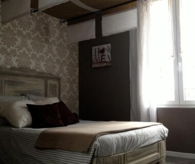 Chambre avec lit double et fenêtre lumineuse aux Chambres d'hôtes Le Pessac