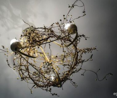 Plafond avec suspension lumineuse en branches et globes dans les chambres d'hôtes Le Pessac