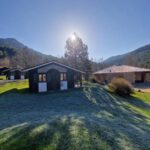 Pelouse et chalets face aux montagnes au camping Chanteduc