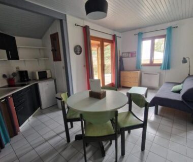 Séjour avec coin cuisine table et canapé au Chanteduc